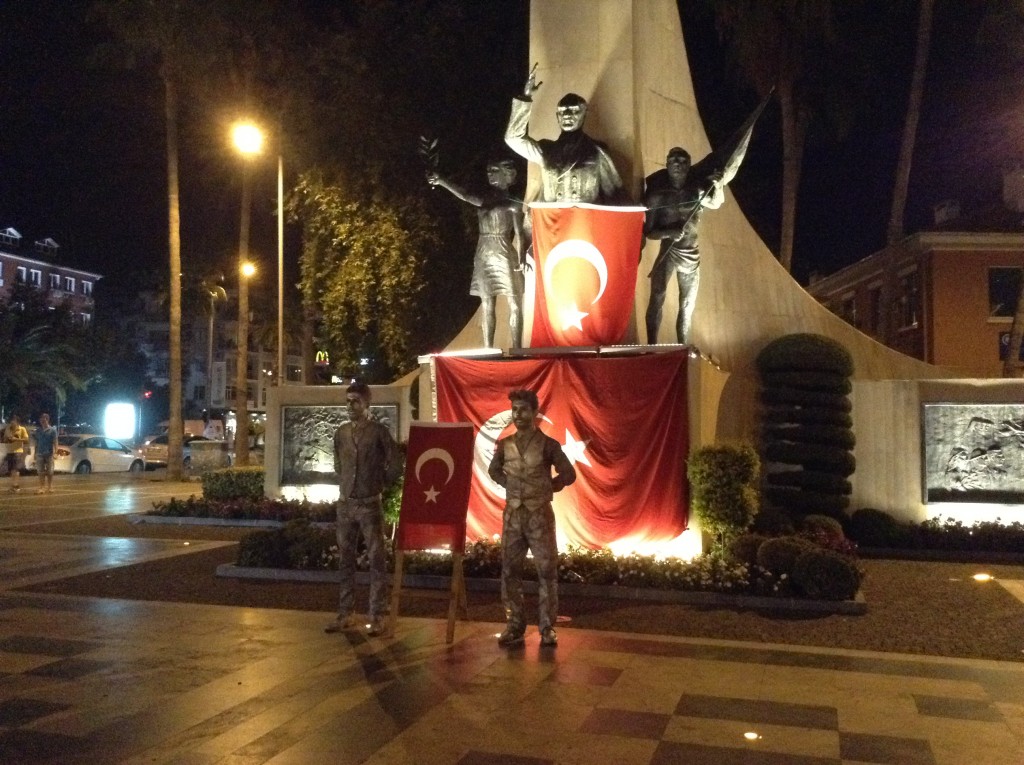 demonstration i alanya, er alanya sikkert at rejse til, alanya er sikkert, ferie i alanya, ataturk statuen, fredelig demonstration