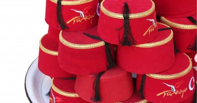 Fez hat, Tyrkiske love, runde hatte fra Tyrkiet, Rød hat fra Tyrkiet, Atatürk, tyrkisk kultur historie,