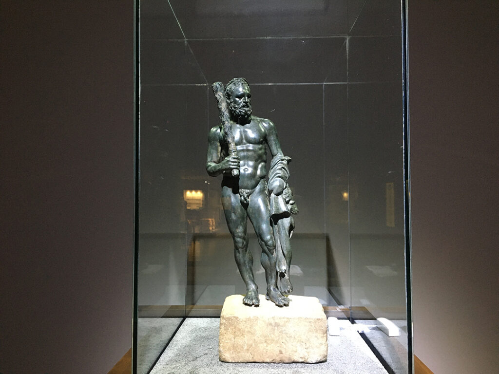 herakles statue, herkules statue, bronzestatue af Herakles, Alanya museum, antikke statuer, antikke bronze statuer