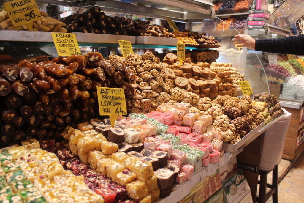 Den egyptiske bazar i Istanbul, Istanbul krydderi bazar, tyrkisk historie, den ældste turkish delight shop i Istanbul, Seker bayram, sukker festen, muslimsk sukker fest, alt om alanya, bayram seker, ramadan bayram, eid, sukkerfesten, sukker fest, tyrkisk delight, tyrkish delight, tyrkisk slik, lokum, alt om alanya, hvad er lokum, hvad er tyrkish delight, hvad er turkish delight, slik fra tyrkiet, traditioner i tyrkiet, oplevelser i alanya, oplevelser i alanya, hvad sker der i alanya, gummi slik