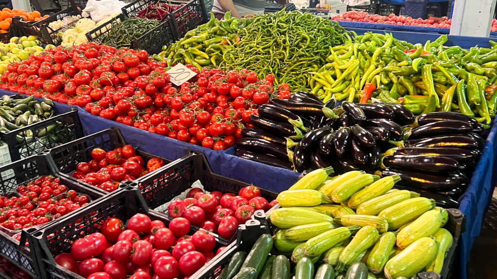 Markeder i Alanya, Bazar i Alanya, maj måned i Alanya, frugt og grøntsager i Tyrkiet, Kiwi, Jordbær, granatæbler, tyrkiske jordbær, tyrkiske blåbær, tyrkiske kiwi, tyrkisk granatæbler, fakta om Alanya, Fakta om Tyrkiet, tyrkiske frugter