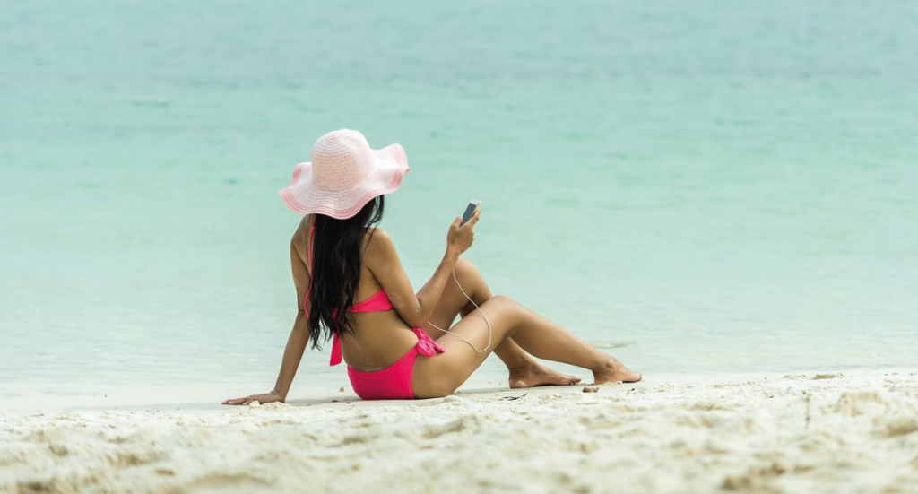 Online service, online på ferien, poker, spil online, strand, mobil på stranden