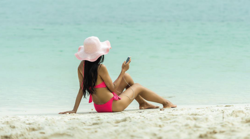 Online service, online på ferien, poker, spil online, strand, mobil på stranden