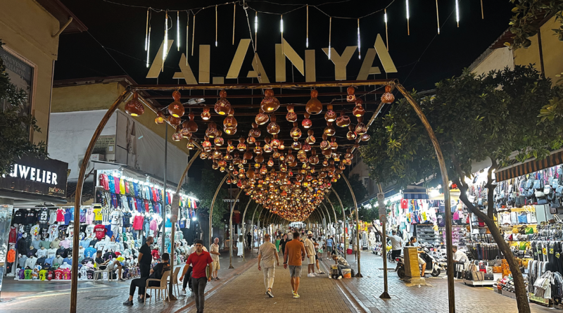 den gamle bazaar, bazaren i alanya, fake tøj i alanya, hvor kan man shoppe fake vare i Alanya, barstreet, guide til Alanya, Guide til at shoppe i Alanya, Alanya shopping guide,