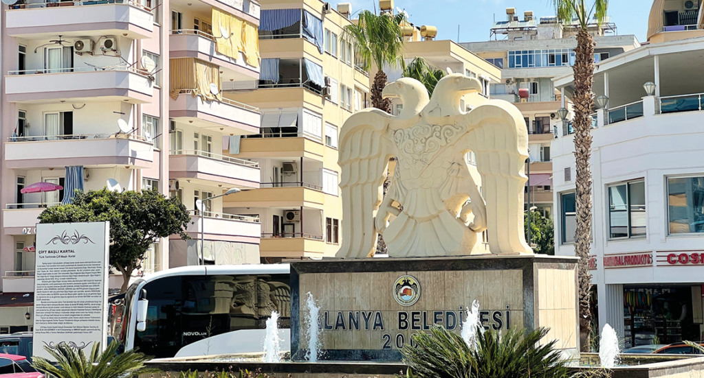 Dobbeltørn, Tyrkiets national emblem, Alanya historie, Alanya våbenskjold, Osmannisk rige, Hætteørn, Dobbeltørnssymbolisme, Alanya kultur, Historisk symbolism, Alanya monumenter, Dobbeltørn på flag, Alanyas kulturelle identitet, Dobbeltørnsskjold, Byvåbenskjold, Alanya kulturelle symboler, Tyrkiets historie, Dobbeltørnssymbol i Alanya