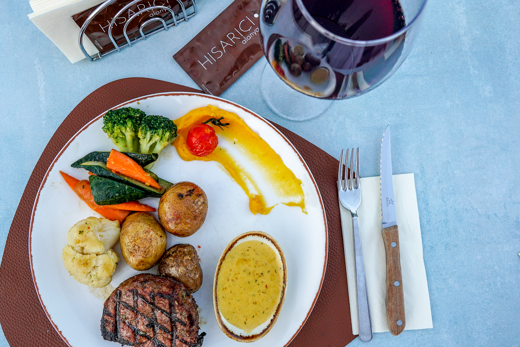 Alt-tekst: Ömür Paşa Restaurant Alanya, bedste restaurant i Alanya, lokale tyrkiske retter, autentisk tyrkisk madoplevelse, traditionel Alanya restaurant, anbefalet restaurant i Alanya, tyrkisk meze og grill, familievenlig restaurant i Alanya, spisested med udsigt, madoplevelser i Tyrkiet, tyrkisk køkken i Alanya, hvor skal man spise i Alanya, tyrkisk middag i hyggelige omgivelser, Alanyas bedste tyrkiske restaurant.