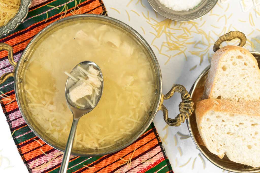 Tyrkisk kylling suppe, tyrkisk mad, tyrkisk supper, tyrkiske opskrifter, Şehriyeli Tavuklu Çorbası, Tyrkisk kylling- og capellini suppe opskrift, opskrifter på tyrkisk mad, mad fra Tyrkiet, tyrkisk suppe, suppe fra Tyrkiet,