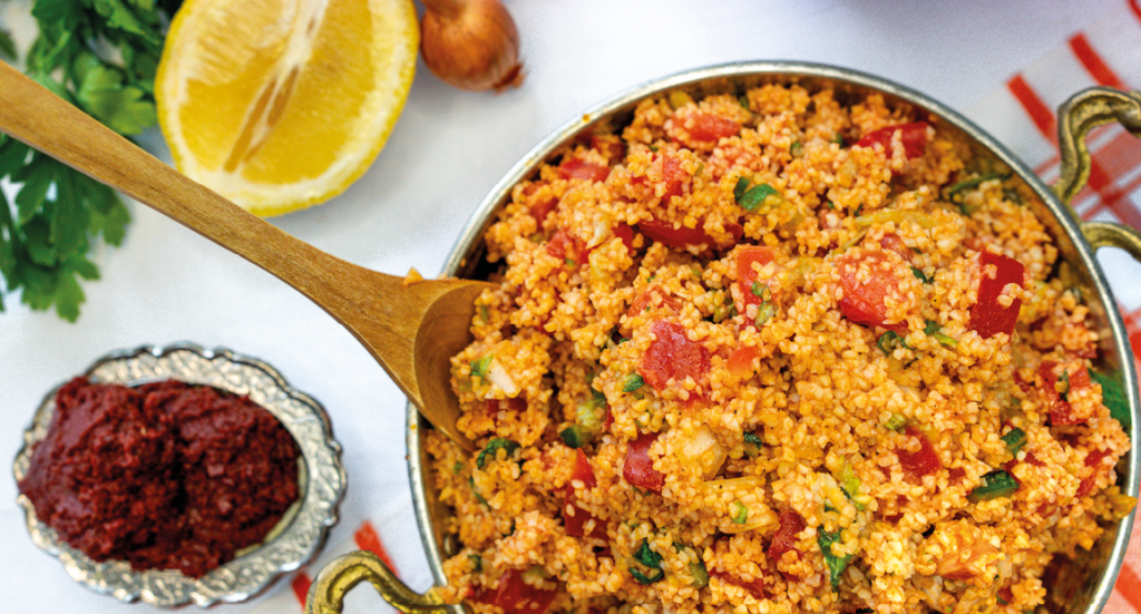 tyrkisk bulgur, tyrkisk bulgur salat, tyrkisk kisir, kisir opskrift, opskrifter på tyrkisk mad, tyrkisk mad, tyrkiske opskrifter, tyrkisk bulgur, mad fra tyrkiet, madpakke mad, nemme madpakke retter fra Tyrkiet, veganske retter, veganske retter fra Tyrkiet, vegetariske retter fra Tyrkiet