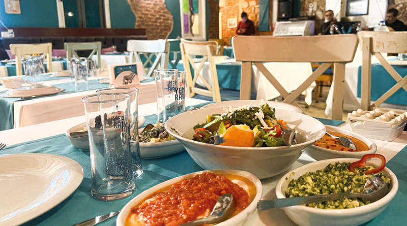 Alanya restaurant, mezze restaurant, Meyhane restaurant, fiske restauranter i Alanya, tyrkisk kultur, hvor spiser tyrkerne, Raki, Tyrkisk alkohol, løvemælk, løve mælk, hvid alkohol, tyrkisk raki, Yeni Raki, Tyrkiske drikkevare,