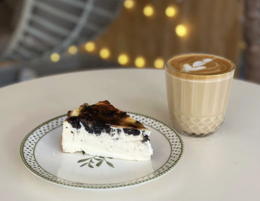 ava coffee, bakery, kaffesteder i mahmutlar, god kaffe, bageri, matcha, cappuchino, latte, akdeniz park, what to do in mahmutlar, cheesecake