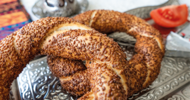 sådan laver du simit, tyrkisk simit, hvordan laver man simit, hvordan laver man hjemmelavet simit, simit, historien bag simit, tyrkiske sesamkringler, opskrift på simit, opskrift på tyrkisk mad, tyrkiske opskrifter, opskrifter på mad fra Tyrkiet, tyrkisk brød, tyrkiske kranse, tyrkiske morgenmadskranse