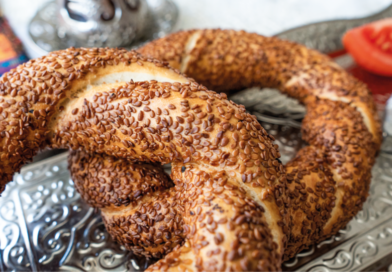 sådan laver du simit, tyrkisk simit, hvordan laver man simit, hvordan laver man hjemmelavet simit, simit, historien bag simit, tyrkiske sesamkringler, opskrift på simit, opskrift på tyrkisk mad, tyrkiske opskrifter, opskrifter på mad fra Tyrkiet, tyrkisk brød, tyrkiske kranse, tyrkiske morgenmadskranse