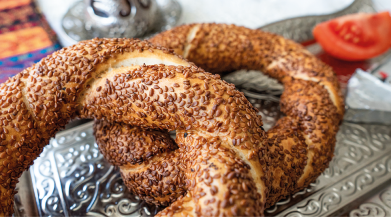 sådan laver du simit, tyrkisk simit, hvordan laver man simit, hvordan laver man hjemmelavet simit, simit, historien bag simit, tyrkiske sesamkringler, opskrift på simit, opskrift på tyrkisk mad, tyrkiske opskrifter, opskrifter på mad fra Tyrkiet, tyrkisk brød, tyrkiske kranse, tyrkiske morgenmadskranse