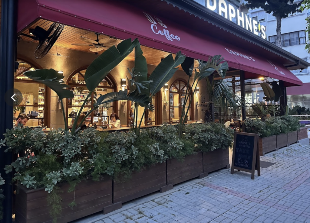 daphnes, daphnes in alanya, kaffesteder i alanya, god kaffe alanya, hyggelige kaffebarer, god mad, cheesecake, kage, what to do in alanya