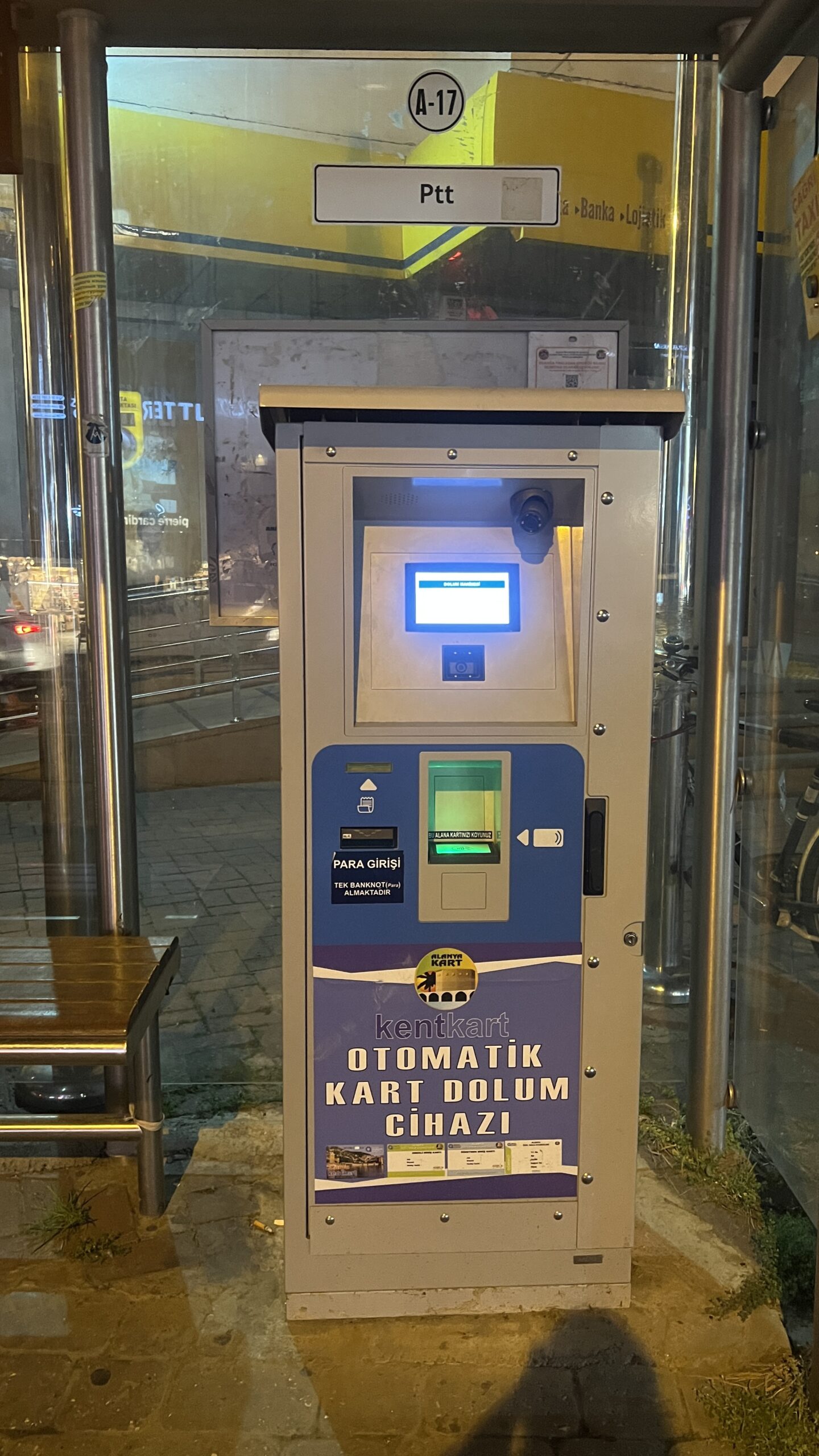 Automater til Alanyas Kentkart, elektroniske buskort i Alanya, offentlig transport i Tyrkiet, billetautomater i Alanya, opladning af Kentkart, rejsekort til bus og lokaltrafik, brugervenlige billetautomater, Alanyas transportløsninger, moderne rejsekortsystem, hvordan man bruger Kentkart automater, rejseinformation i Alanya, praktisk transport for turister og lokale, betaling for busrejser i Alanya, kontaktløse betalingssystemer i Tyrkiet, nem adgang til kollektiv trafik i Alanya.