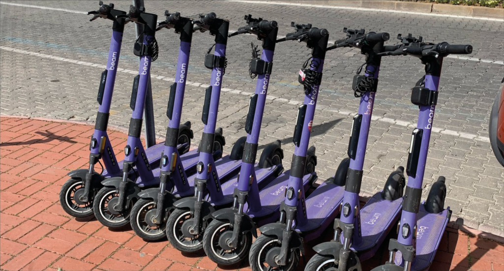 Beam løbehjul i alanya, beam løbehjul, transport, lilla beam, elektrisk løbehjul, grønt alternativ, bæredygtig løbehjul, Beam elektriske løbehjul i Alanya, el-løbehjul til leje i Alanya, grøn transport i Tyrkiet, elektriske scootere i Alanya, bæredygtig bytransport, oplevelser i Alanya, moderne mobilitet i Tyrkiet, nem transport for turister, app-baseret løbehjulsudlejning, miljøvenlig sightseeing i Alanya, smart transportløsning i ferieby, Beam Mobility Tyrkiet, elektriske løbehjul langs kysten, hurtig og fleksibel transport i Alanya, transporttips til Alanya.