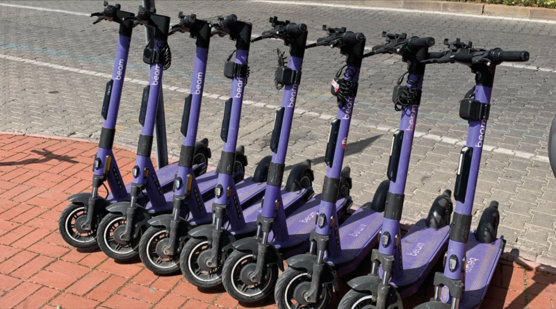 Beam løbehjul i alanya, beam løbehjul, transport, lilla beam, elektrisk løbehjul, grønt alternativ, bæredygtig løbehjul, Beam elektriske løbehjul i Alanya, el-løbehjul til leje i Alanya, grøn transport i Tyrkiet, elektriske scootere i Alanya, bæredygtig bytransport, oplevelser i Alanya, moderne mobilitet i Tyrkiet, nem transport for turister, app-baseret løbehjulsudlejning, miljøvenlig sightseeing i Alanya, smart transportløsning i ferieby, Beam Mobility Tyrkiet, elektriske løbehjul langs kysten, hurtig og fleksibel transport i Alanya, transporttips til Alanya.