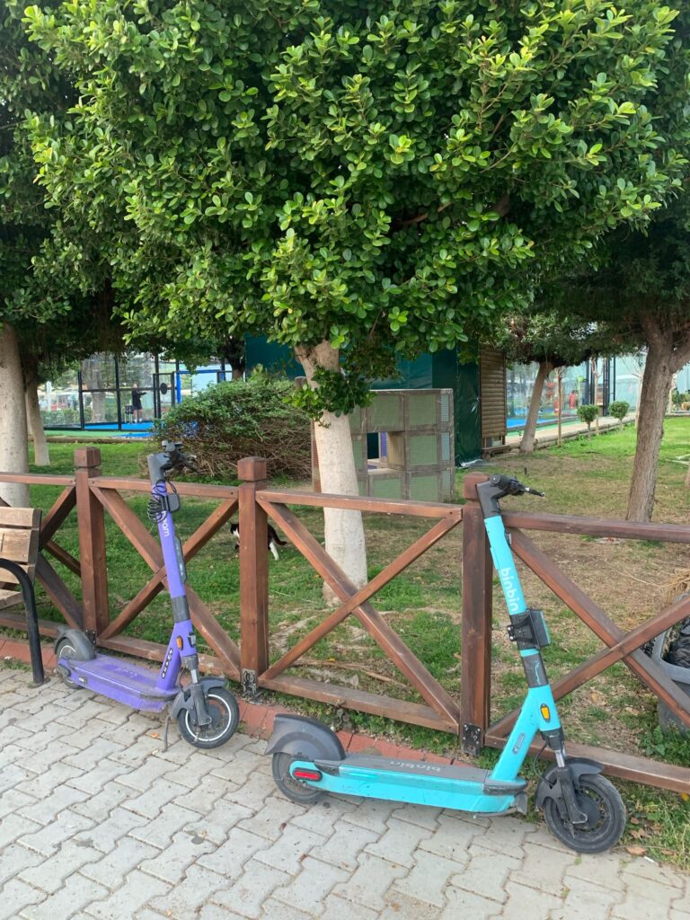 BinBin løbehjul i alanya, binbin løbehjul, transport, blå binbin elektrisk løbehjul, grønt alternativ, bæredygtig løbehjul, BinBin elektriske løbehjul i Alanya, el-løbehjul til leje i Alanya, grøn transport i Tyrkiet, elektriske scootere i Alanya, bæredygtig bytransport, oplevelser i Alanya, moderne mobilitet i Tyrkiet, nem transport for turister, app-baseret løbehjulsudlejning, miljøvenlig sightseeing i Alanya, smart transportløsning i ferieby, BinBin Mobility Tyrkiet, elektriske løbehjul langs kysten, hurtig og fleksibel transport i Alanya, transporttips til Alanya.