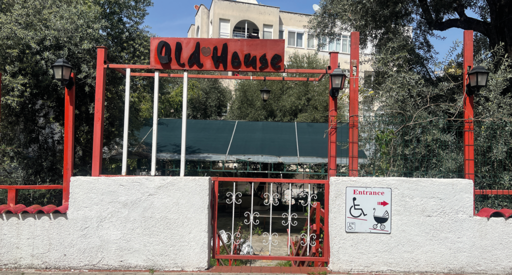 Old House Restaurant i Alanya, hyggelig restaurant i Alanyas gamle bydel, traditionel tyrkisk mad og middelhavskøkken, stemningsfuld atmosfære med historisk charme, ny ejer og nyt liv til populær restaurant, oplevelser i Alanya, spisning i historiske omgivelser, lokale og hjemmelavede retter, restauranter med sjæl i Alanya, kulinariske oplevelser under åben himmel, must-try spisested i Alanya, restauranter med personlighed, tyrkisk gæstfrihed og ny energi, genåbnet med respekt for tradition og kvalitet, madoplevelser i hjertet af Alanya.