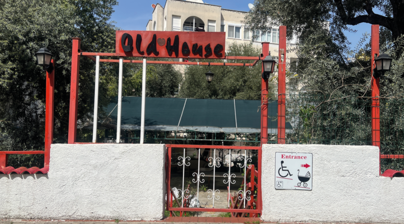 Old House Restaurant i Alanya, hyggelig restaurant i Alanyas gamle bydel, traditionel tyrkisk mad og middelhavskøkken, stemningsfuld atmosfære med historisk charme, ny ejer og nyt liv til populær restaurant, oplevelser i Alanya, spisning i historiske omgivelser, lokale og hjemmelavede retter, restauranter med sjæl i Alanya, kulinariske oplevelser under åben himmel, must-try spisested i Alanya, restauranter med personlighed, tyrkisk gæstfrihed og ny energi, genåbnet med respekt for tradition og kvalitet, madoplevelser i hjertet af Alanya.