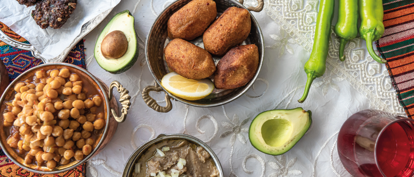 Hvordan man laver en iftar, iftar forberedelse, ramadanmåltid, traditionelle retter til iftar, tips til iftar planlægning, mad og drikke til iftar, hvad man spiser til iftar, sunde iftar retter, iftar borddækning, gæstfrihed under ramadanen, kulturelle iftar traditioner, oplevelser med iftar, forretter og hovedretter til iftar, desserter til iftar, drikkevarer til iftar, hvordan man bryder fasten, dadler og vand til iftar, planlægning af ramadanmåltider, hyggelig iftar med familie og venner.