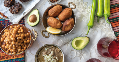 Hvordan man laver en iftar, iftar forberedelse, ramadanmåltid, traditionelle retter til iftar, tips til iftar planlægning, mad og drikke til iftar, hvad man spiser til iftar, sunde iftar retter, iftar borddækning, gæstfrihed under ramadanen, kulturelle iftar traditioner, oplevelser med iftar, forretter og hovedretter til iftar, desserter til iftar, drikkevarer til iftar, hvordan man bryder fasten, dadler og vand til iftar, planlægning af ramadanmåltider, hyggelig iftar med familie og venner.