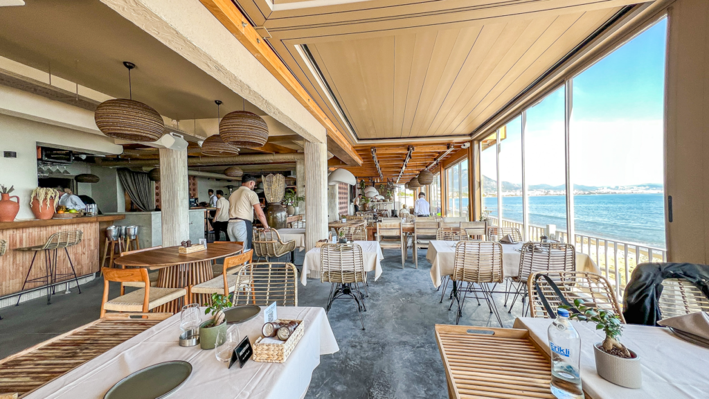 romantisk middag i Alanya, En Vie Beach restaurant i Alanya, must-visit restaurant ved Kleopatra-stranden, Retter på En Vie Beach, Bedste restauranter i Alanya, En Vie Beach Alanya smagsoplevelser, En Vie Beach restaurant, Bedste restauranter i Alanya, bedste spisesteder i Alanya, Alanya strand restauranter, oplevelser i Alanya, En Vie beach menu