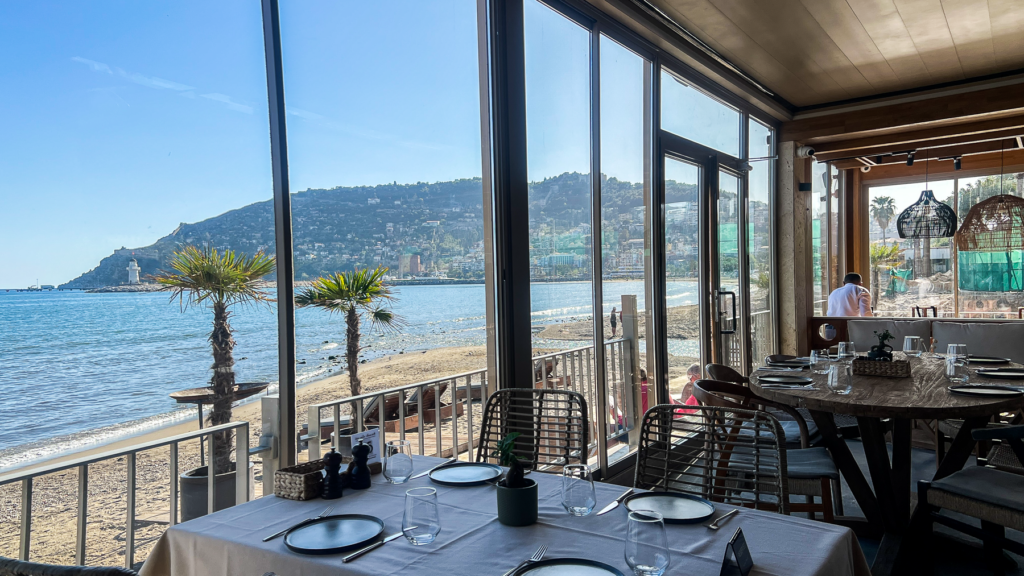 romantisk middag i Alanya, En Vie Beach restaurant i Alanya, must-visit restaurant ved Kleopatra-stranden, Retter på En Vie Beach, Bedste restauranter i Alanya, En Vie Beach Alanya smagsoplevelser, En Vie Beach restaurant, Bedste restauranter i Alanya, bedste spisesteder i Alanya, Alanya strand restauranter, oplevelser i Alanya, En Vie beach menu
