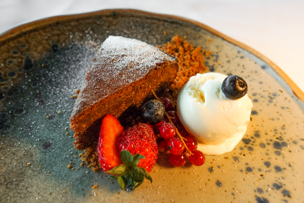 Caprese dessert, Italiensk chokoladekage, moderne italiensk dessert med smag og stil, sød fortolkning af klassisk Caprese, Nabucco italiensk restaurant i Alanya, autentisk italiensk autentisk italiensk køkken midt i Alanya, Nabuccos menukort, Nabucco italiensk restaurant i Alanya, Alanyas bedste spisesteder, autentisk italiensk køkken i Alanya, rooftop-restaurant i Alanya, must-visit restaurant i Alanya for elskere af italiensk mad, Alanya restaurant anmeldelse,