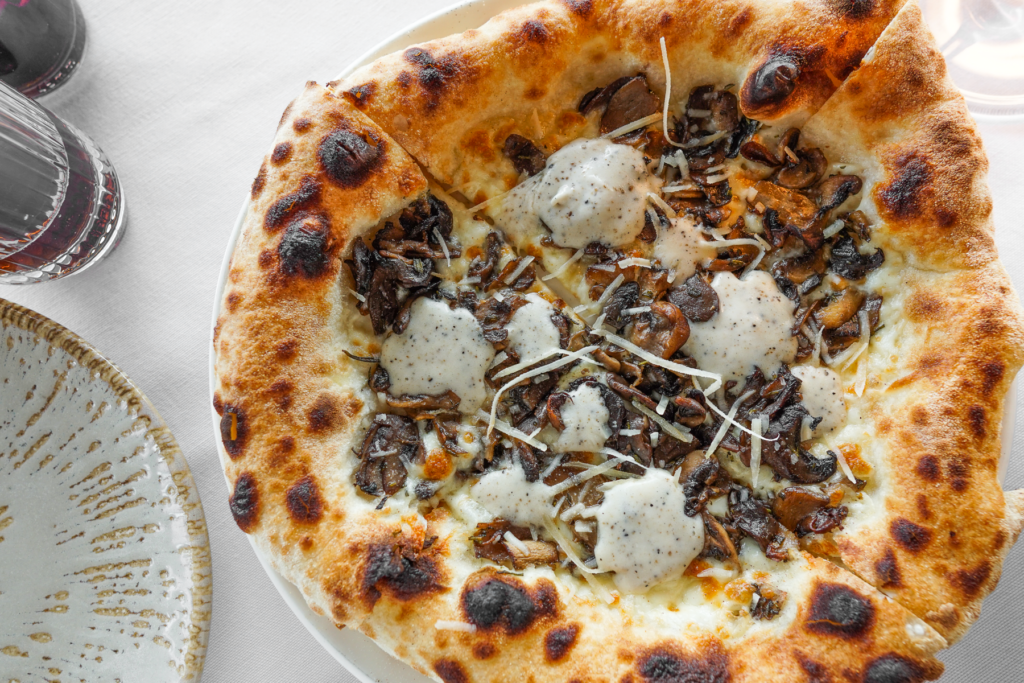 Svampe Parmigiano pizza på Nabucco italiensk restaurant i Alanya, autentisk italiensk pizza med friske svampe og parmesan, Nabucco italiensk restaurant i Alanya, vegetarisk pizza, pizzaelskere i Alanya, autentisk italiensk køkken midt i Alanya, Nabuccos menukort, Nabucco italiensk restaurant i Alanya, Alanyas bedste spisesteder, autentisk italiensk køkken i Alanya, rooftop-restaurant i Alanya, must-visit restaurant i Alanya for elskere af italiensk mad
