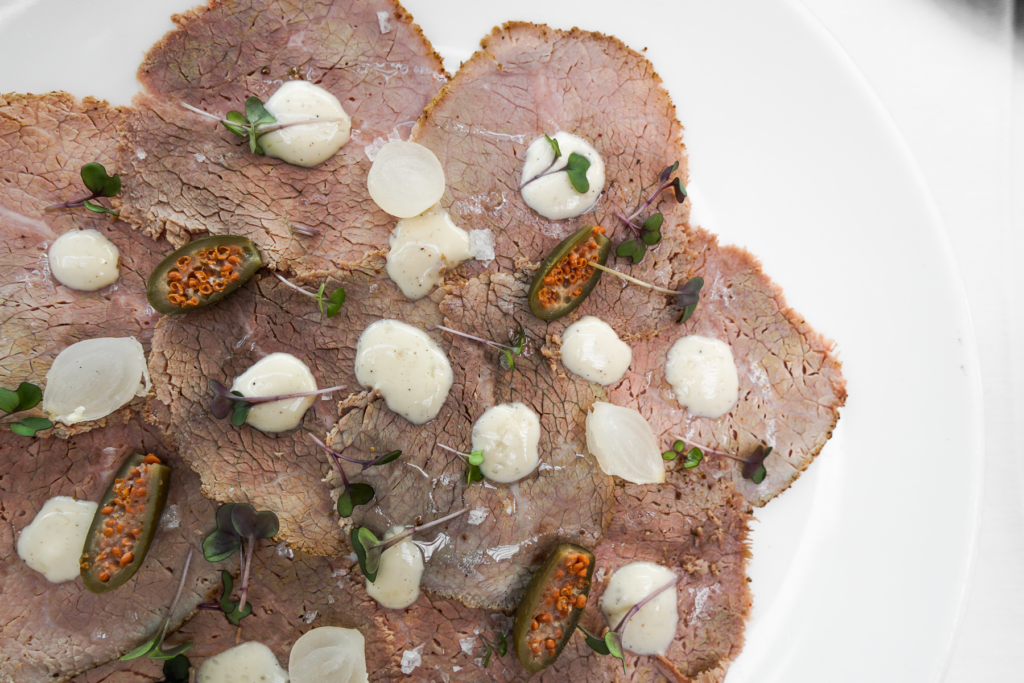 Vitello Tonnato på Nabucco italiensk restaurant i Alanya, klassisk norditaliensk forret med tynde skiver kalvekød og cremet tunsauce, autentisk italiensk køkken midt i Alanya, Nabuccos menukort, Nabucco italiensk restaurant i Alanya, Alanyas bedste spisesteder, autentisk italiensk køkken i Alanya, rooftop-restaurant i Alanya, must-visit restaurant i Alanya for elskere af italiensk mad.