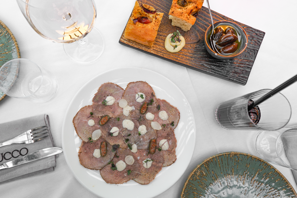 Vitello Tonnato på Nabucco italiensk restaurant i Alanya, klassisk norditaliensk forret med tynde skiver kalvekød og cremet tunsauce, autentisk italiensk køkken midt i Alanya, Nabuccos menukort, Nabucco italiensk restaurant i Alanya, Alanyas bedste spisesteder, autentisk italiensk køkken i Alanya, rooftop-restaurant i Alanya, must-visit restaurant i Alanya for elskere af italiensk mad.
