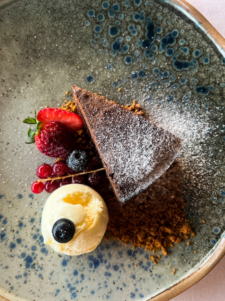 Caprese dessert, Italiensk chokoladekage, moderne italiensk dessert med smag og stil, sød fortolkning af klassisk Caprese, Nabucco italiensk restaurant i Alanya, autentisk italiensk autentisk italiensk køkken midt i Alanya, Nabuccos menukort, Nabucco italiensk restaurant i Alanya, Alanyas bedste spisesteder, autentisk italiensk køkken i Alanya, rooftop-restaurant i Alanya, must-visit restaurant i Alanya for elskere af italiensk mad, Alanya restaurant anmeldelse,