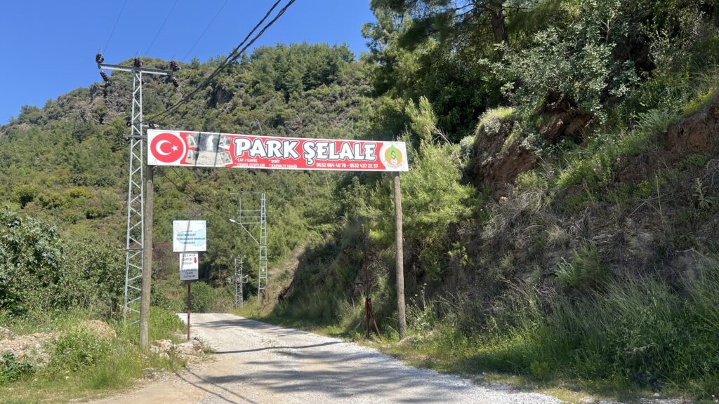 Park Şelale vandfaldet i Alanya, gratis seværdighed i Alanya, naturoplevelse i Alanya, skjult perle i Alanya centrum, oplevelser i Alanya, Alanya vandfald, vandfald i Alanya, seværdigheder i Alanya, Alanya park Selale,