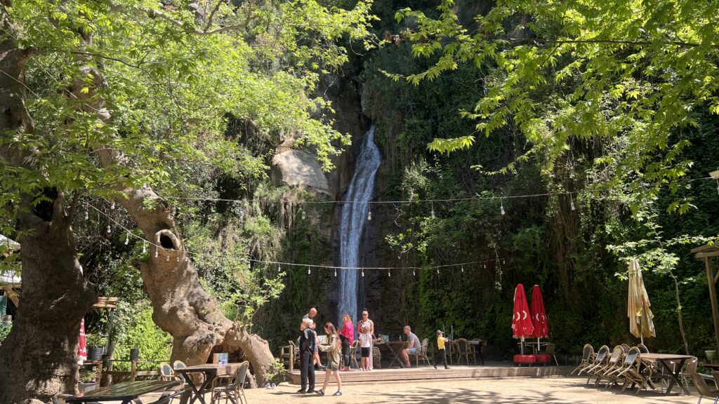 Park Şelale vandfaldet i Alanya, gratis seværdighed i Alanya, naturoplevelse i Alanya, skjult perle i Alanya centrum, oplevelser i Alanya, Alanya vandfald, vandfald i Alanya, seværdigheder i Alanya, Alanya park Selale,