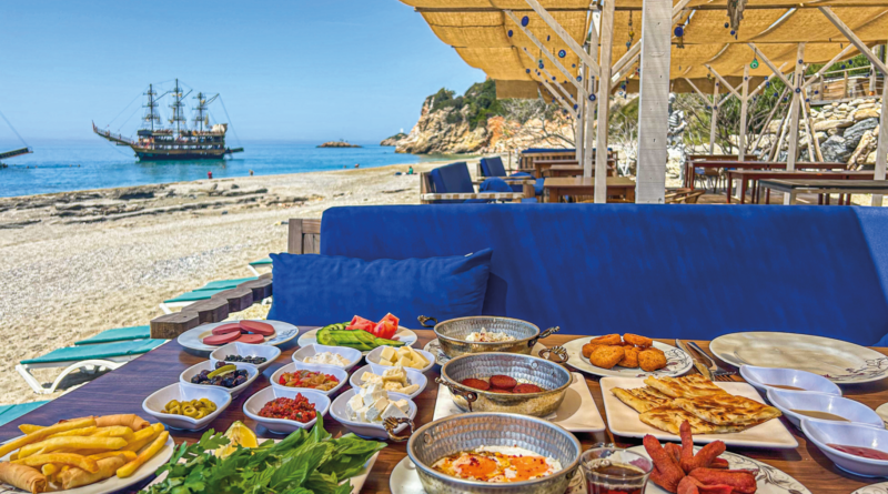 Tyrkisk morgenmad på Ulas Heaven Beach, traditionel morgenmad ved stranden i Alanya, Ulas strand oplevelser, autentisk tyrkisk kahvaltı med havudsigt, morgenmad med lokale specialiteter på Heaven Beach, hyggelig start på dagen i Alanya, strandrestaurant med tyrkisk stemning, seværdighed for madelskere i Alanya, afslapning og smag ved Middelhavet, tyrkisk morgenmad i naturskønne omgivelser, Ulas Heaven Beach Alanya.