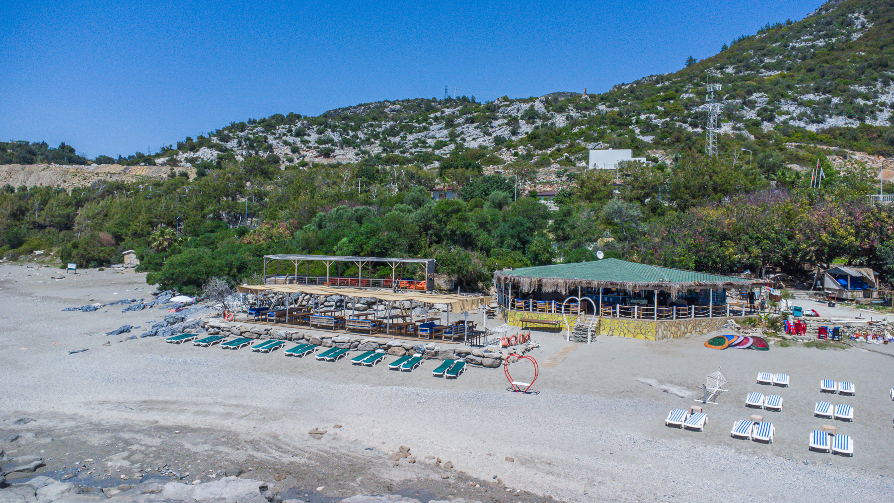 Ulas Heaven Beach i Alanya, privat strand i Alnaya, oplevelser ved Middelhavet, hyggelig strandrestaurant og café, afslapning ved Ulas strand, skjult perle tæt på Alanya centrum, familievenlig strand med udsigt, tyrkisk natur og badeoplevelser, Ulas Heaven Beach seværdighed, strandliv i Alanya, Heaven beach Alanya, Alanya heaven beach, strande i Alanya, Alanya strandbarer, drinks i Alanya, hjerte strand Alanya,