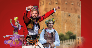 Internationale Folkedans- og Musikfestival i Alanya, Alanya folkedans festival, musikfestival i Alanya, international kulturbegivenhed i Tyrkiet, dans og musik fra hele verden, kulturelle oplevelser i Alanya, traditionel folkedans på scenen, Alanya Open Air Theatre, gratis arrangementer i Alanya, Alanya maj festival, Alanya festivaler,